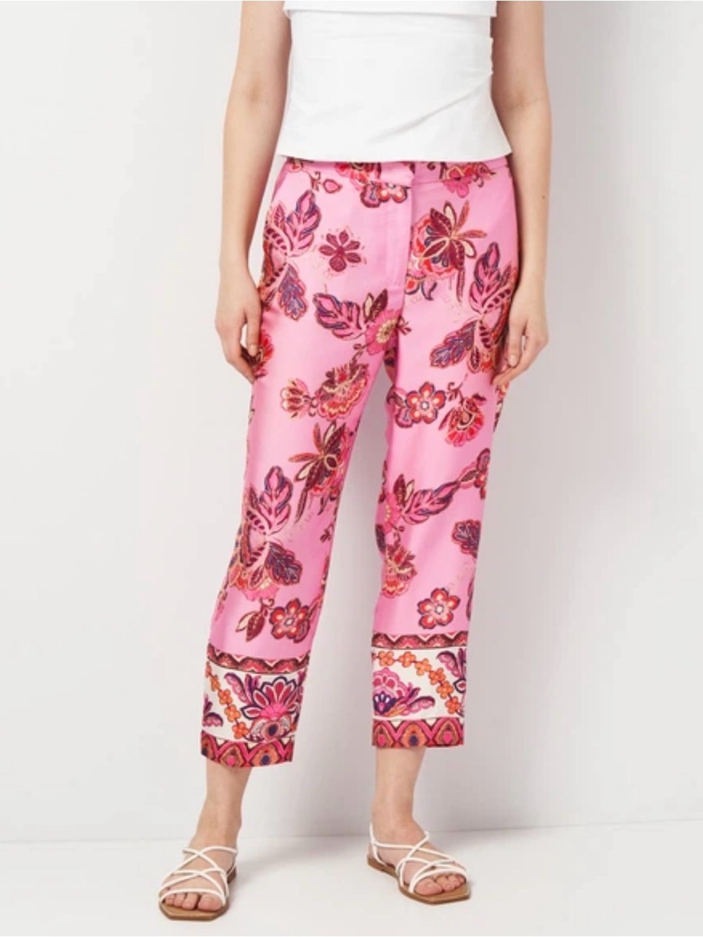 NWT Magaschoni pink patterned trousers with a paisley and floral design. Medium